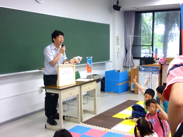 A puppet show about elementary particles