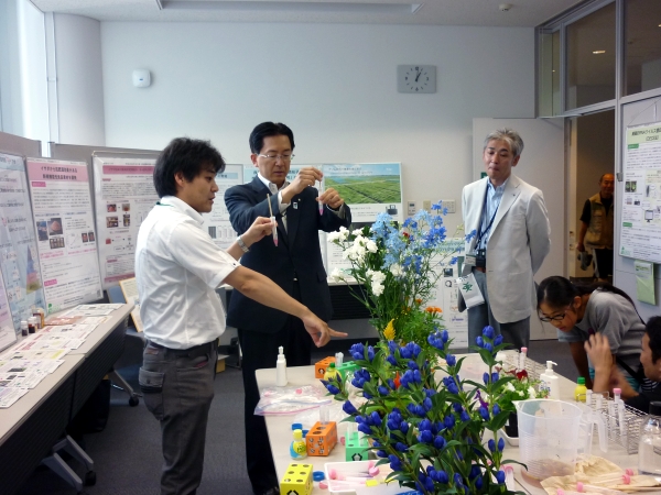 The Governor of Iwate learns a bit about Iwate floriculture. 