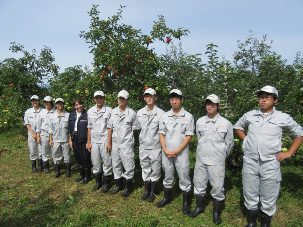 The Hanamaki Agricultural High School students with their prized apples